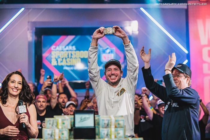 Daniel Weinman holds up the 2023 WSOP Main Event bracelet